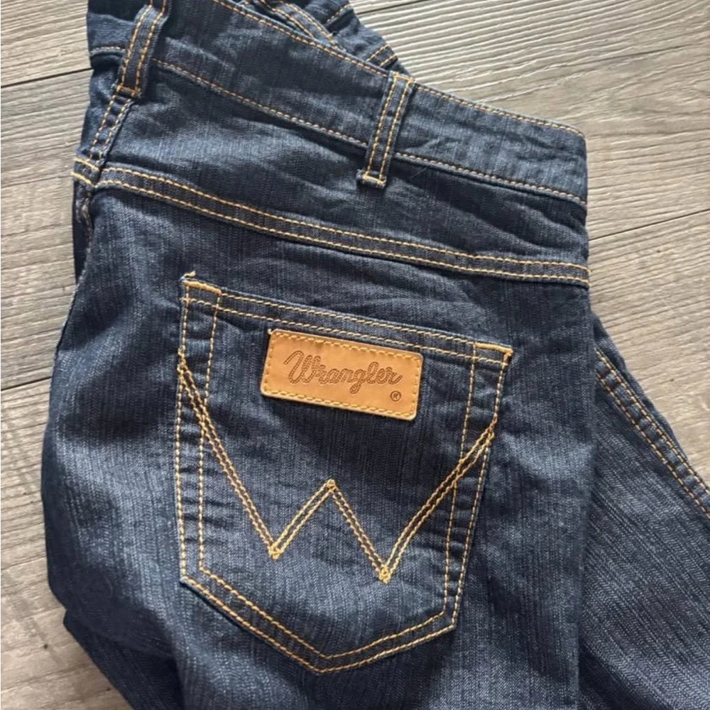 Wrangler Rockville Dark Indigo Jeans with Contrast Stitching - Picture 3 of 4